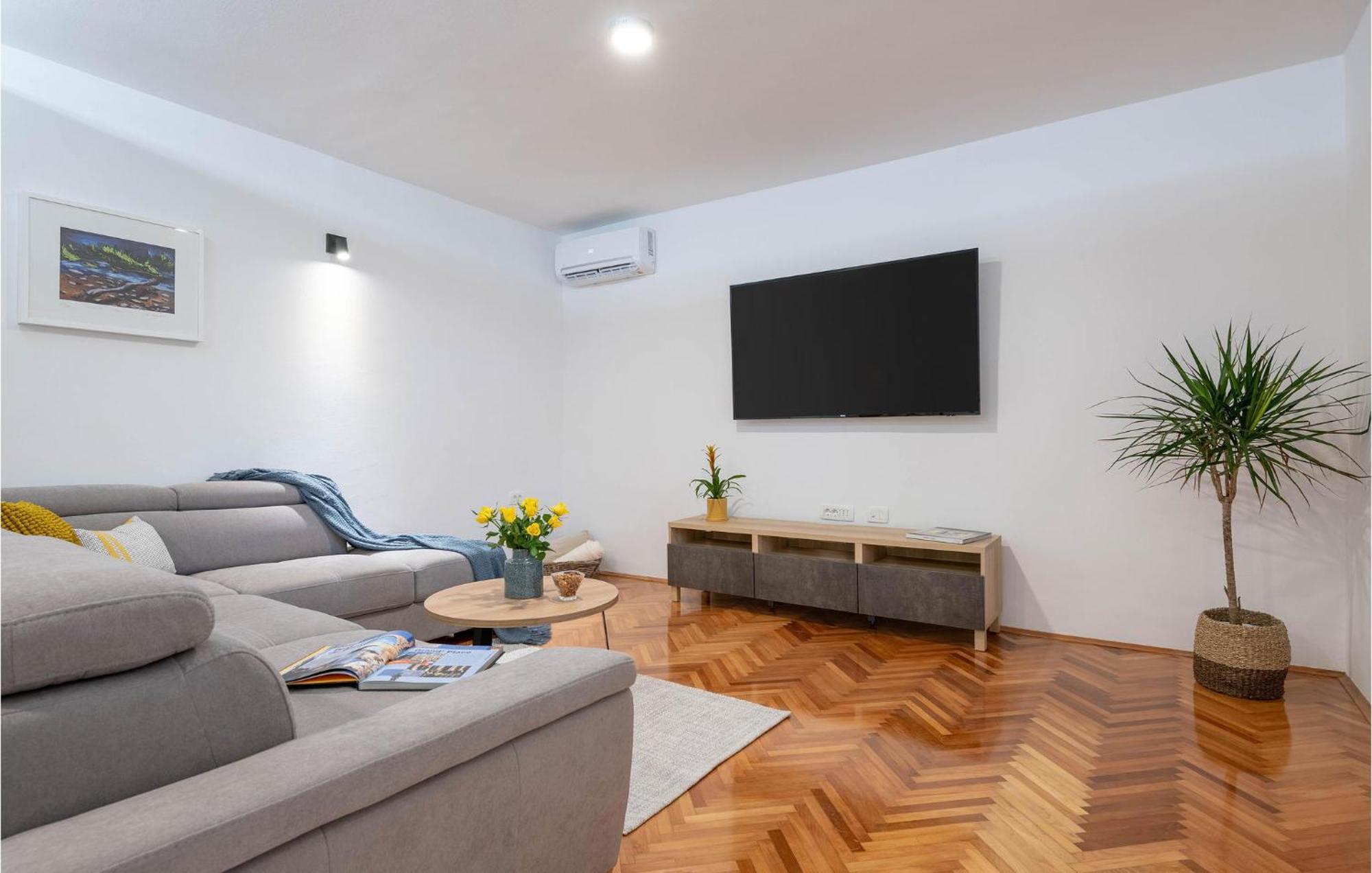 Vikendica 3 Bedroom In Pula